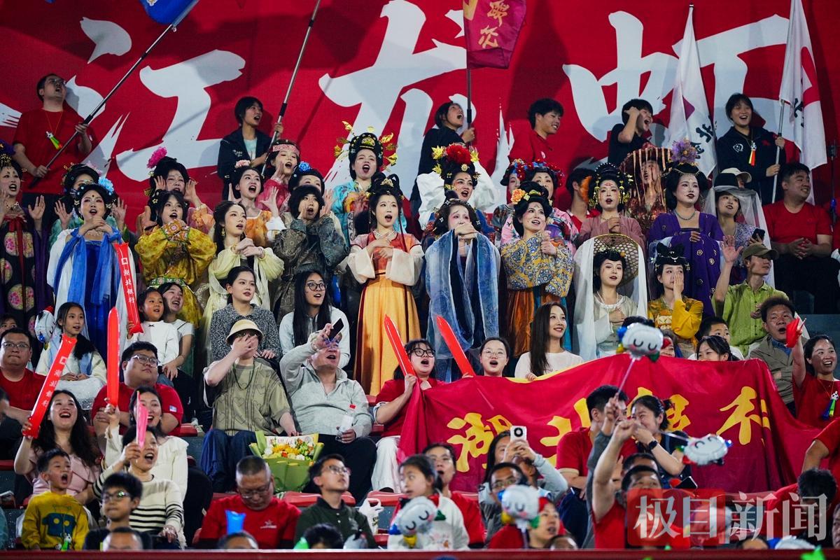 开云官网首页-潜江赛场内外皆精彩：来看一场球，爱上一座城